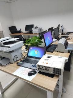 辦公室不干了！九成新辦公設(shè)備轉(zhuǎn)讓，電腦打印機(jī)投影儀一應(yīng)俱全，售后無(wú)憂